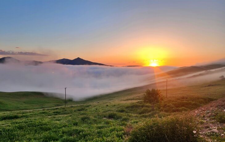 sultan murat yaylasında gün batımı, bulut denizi ve yüksek yayla düzlüklerinin panoramik manzarası